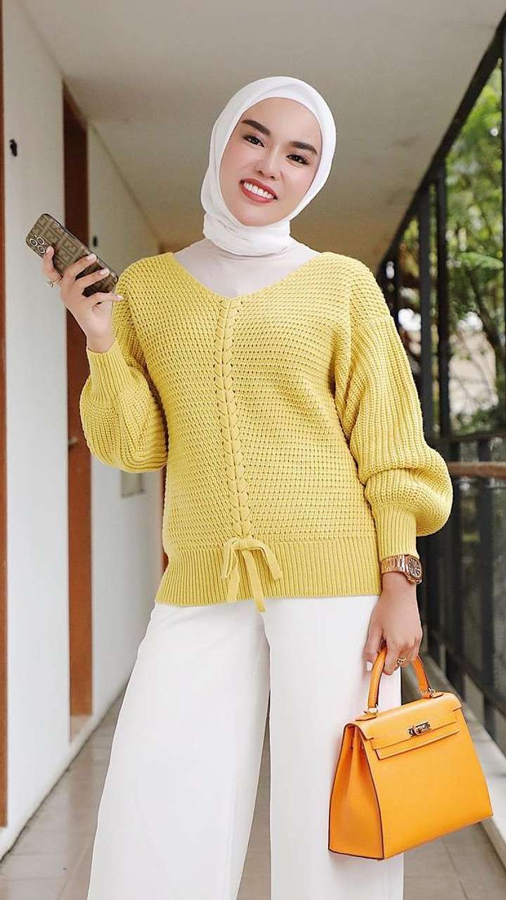 Padupadan Gaya Hijab dengan Outer Cardigan ala Medina Zein