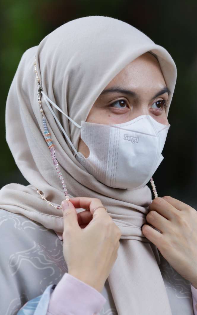 FOTO: Tampil Kece dengan Strap Mask Kekinian