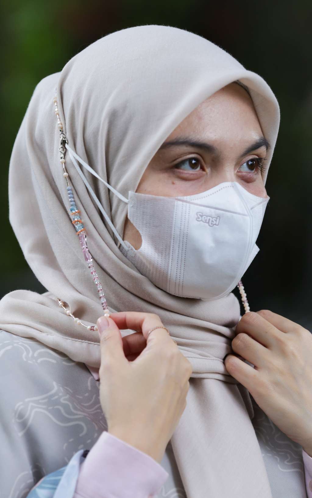 FOTO: Tampil Kece dengan Strap Mask Kekinian