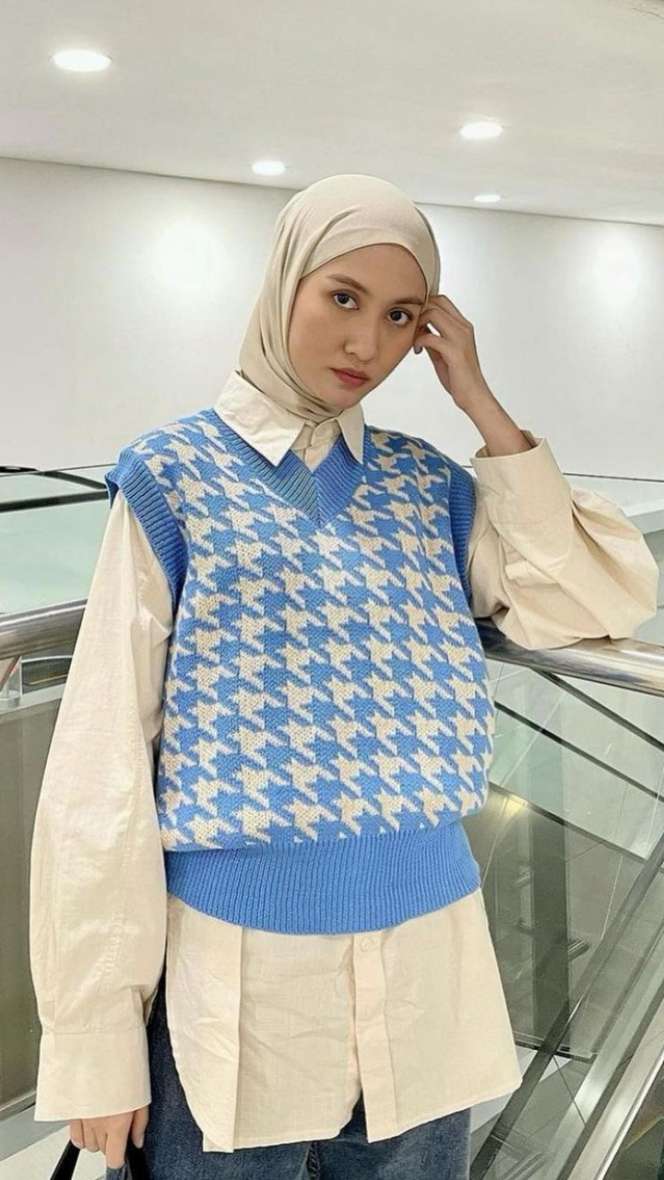 Inspirasi Hijab dan Sweater Vest ala Korea 