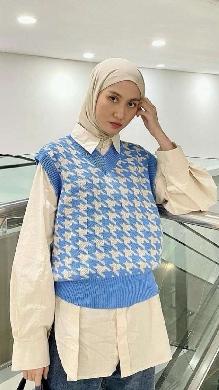 Inspirasi Hijab dan Sweater Vest ala Korea 