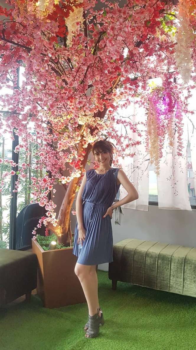 Gaya Nyeleneh OOTD Aktris Kolosal Revi Mariska