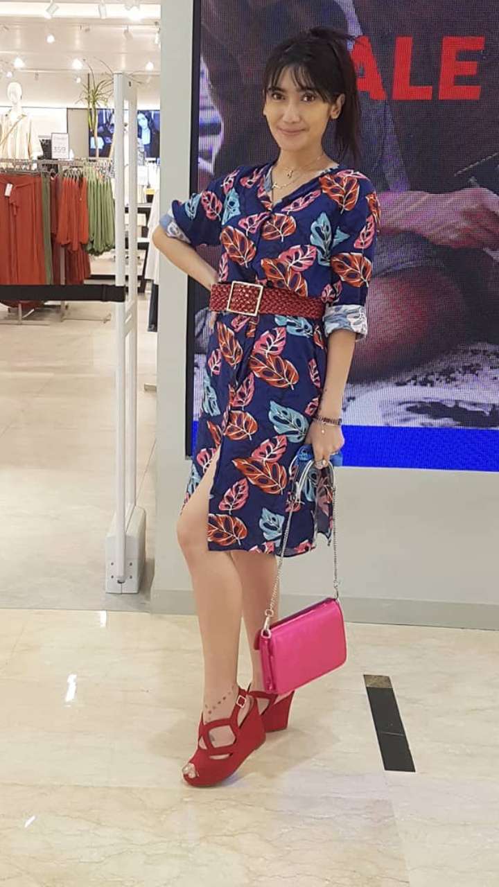 Gaya Nyeleneh OOTD Aktris Kolosal Revi Mariska