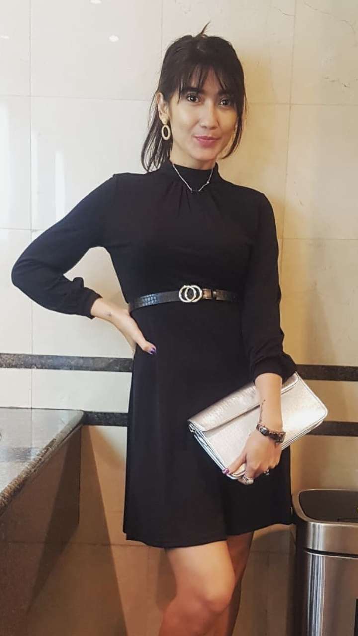 Gaya Nyeleneh OOTD Aktris Kolosal Revi Mariska