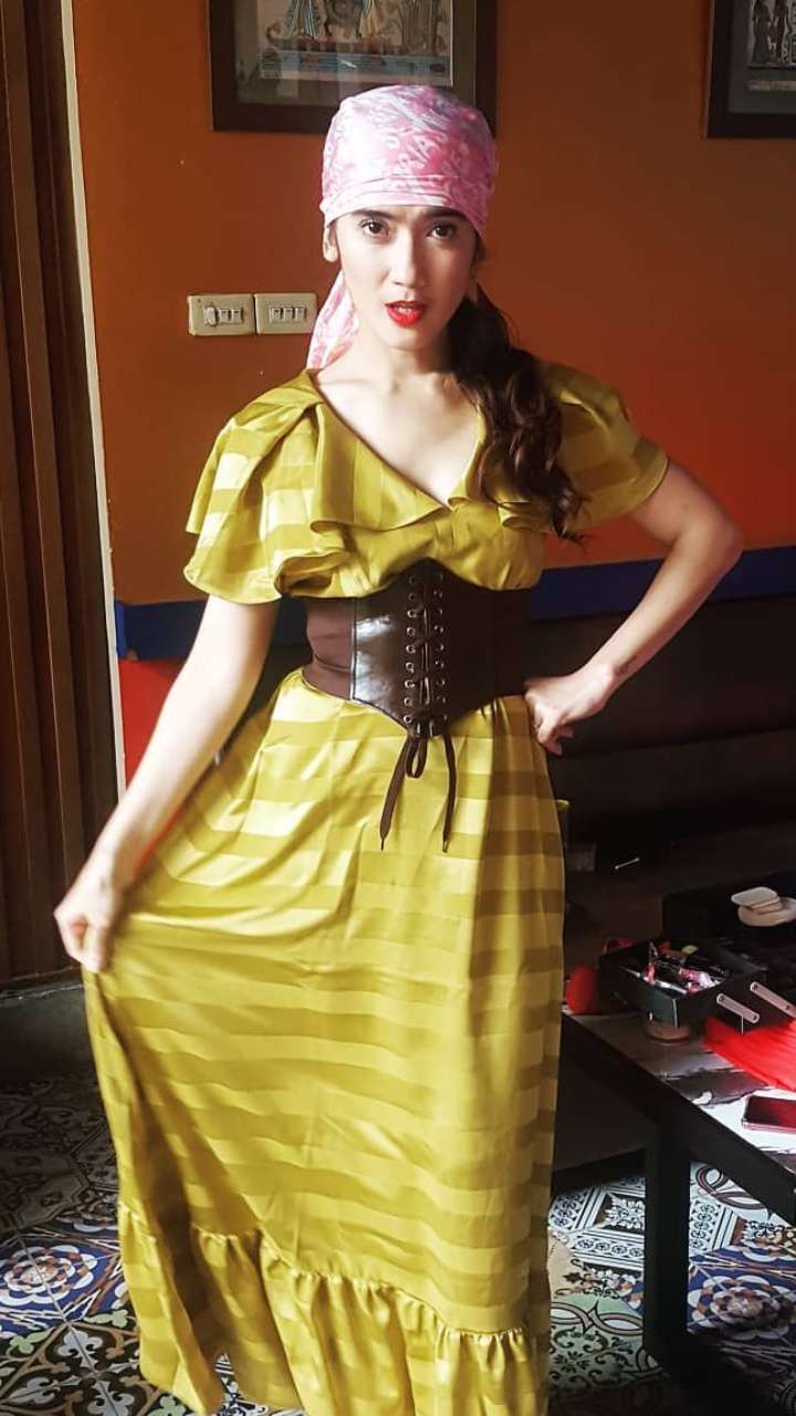 Gaya Nyeleneh OOTD Aktris Kolosal Revi Mariska