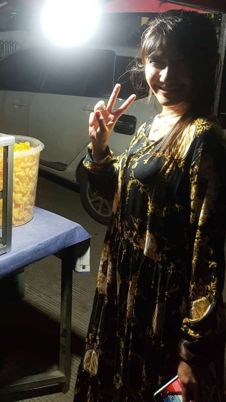 Gaya Nyeleneh OOTD Aktris Kolosal Revi Mariska