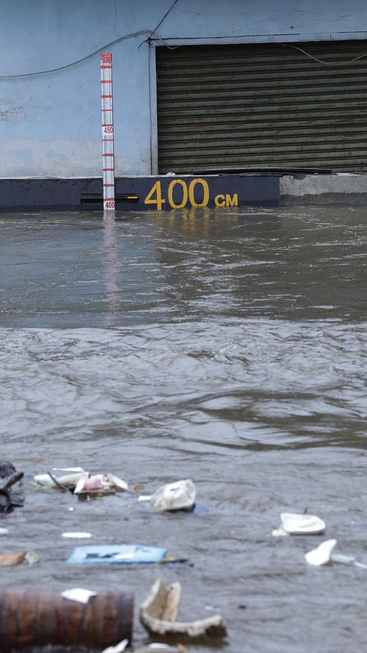 FOTO: Banjir di Pemukiman Halim Setinggi Leher Orang Dewasa