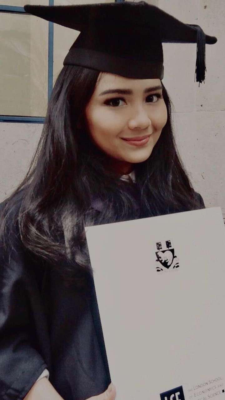 Deretan Seleb Cantik Jebolan Kampus Luar Negeri