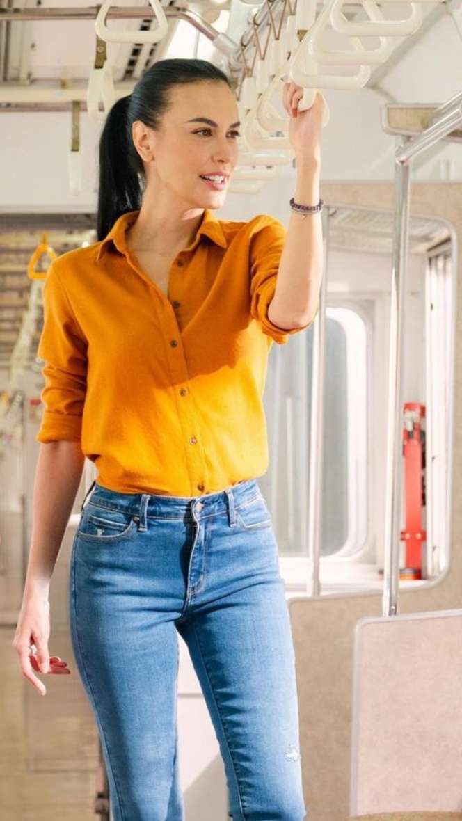 Potret Gaya Fashion Simpel Sophia Latjuba, Bak ABG