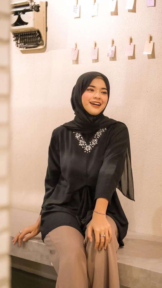 Hapus Foto Lama, Karina Tukang Ojek Pengkolan Kini Berhijab
