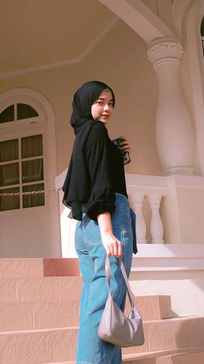 Hapus Foto Lama, Karina Tukang Ojek Pengkolan Kini Berhijab