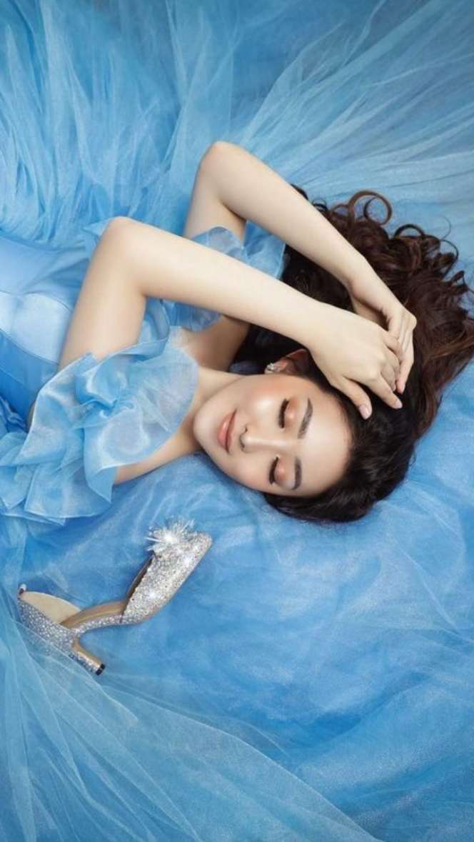Potret Cantiknya Natasha Wilona Bergaya Cinderella