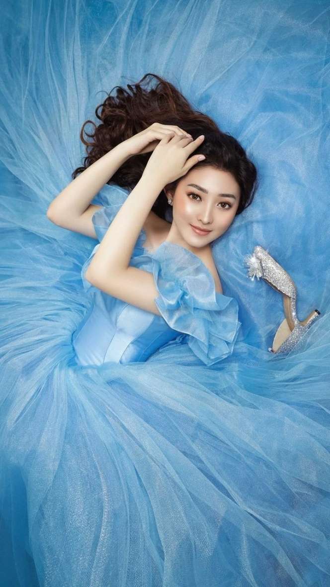 Potret Cantiknya Natasha Wilona Bergaya Cinderella
