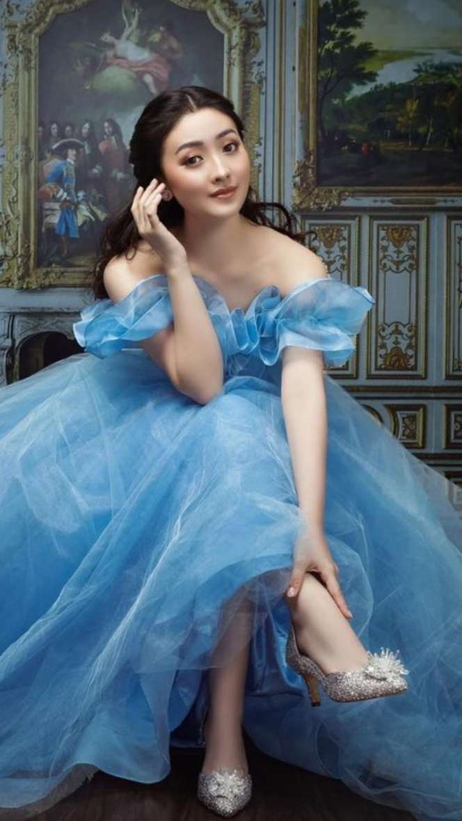Potret Cantiknya Natasha Wilona Bergaya Cinderella