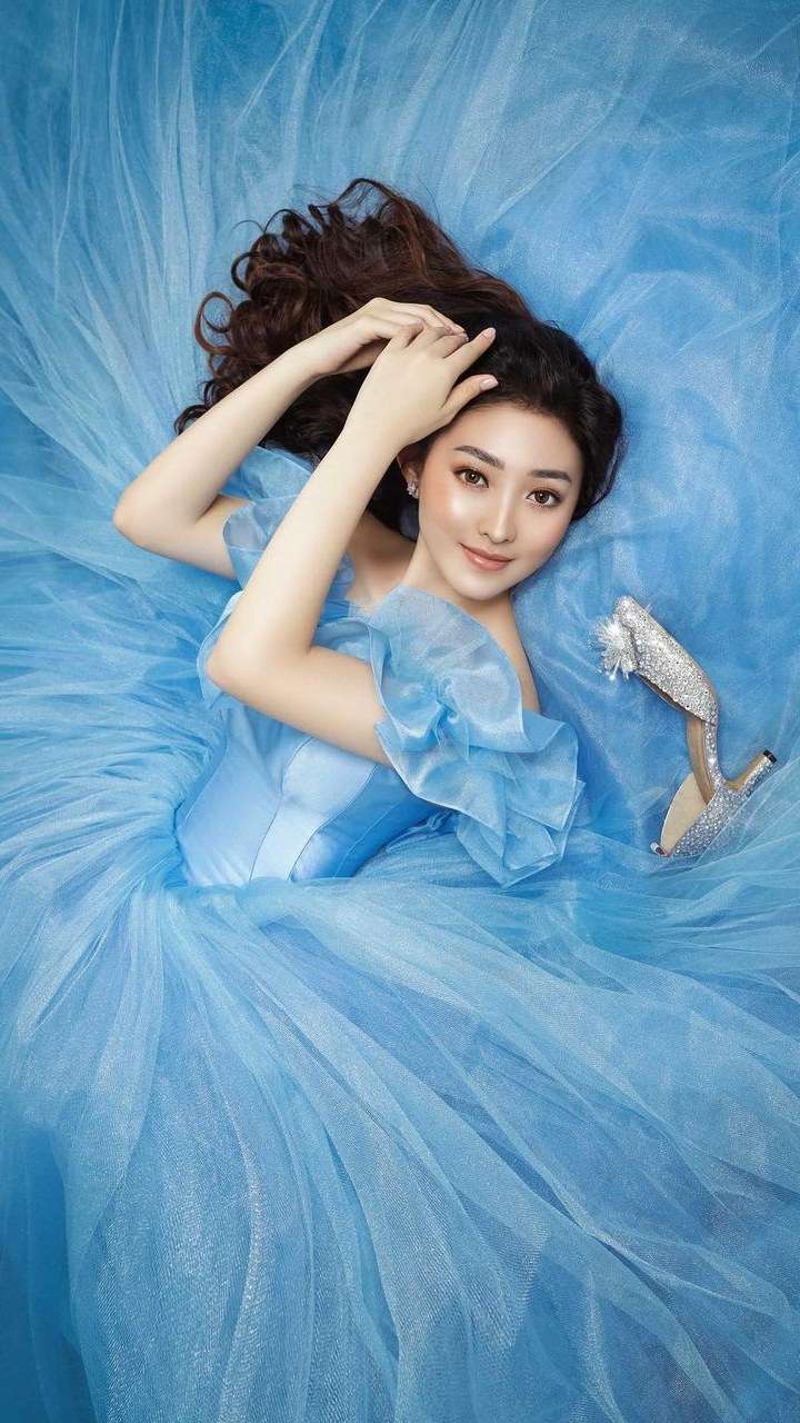 Potret Cantiknya Natasha Wilona Bergaya Cinderella