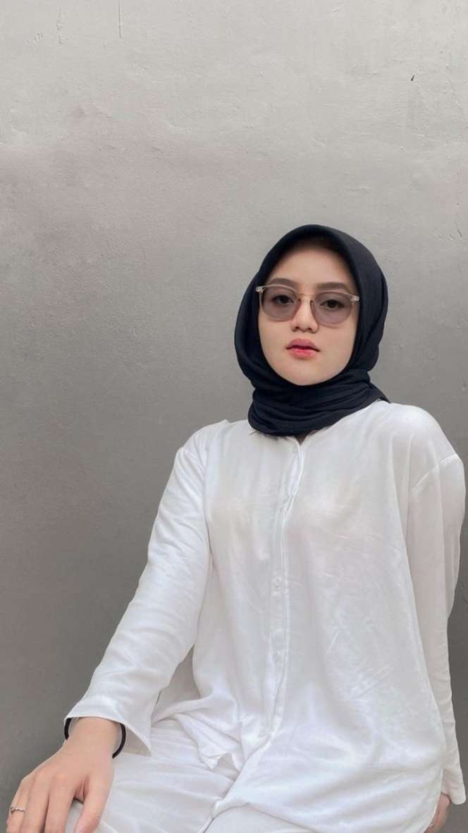 Jarang Tersorot, Pesona Tia Septiana Anak Kedua Mandra