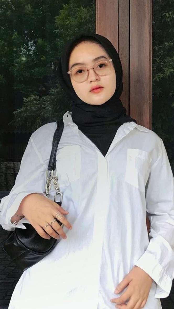 Jarang Tersorot, Pesona Tia Septiana Anak Kedua Mandra