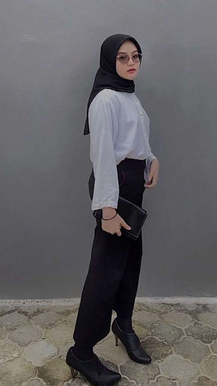 Jarang Tersorot, Pesona Tia Septiana Anak Kedua Mandra