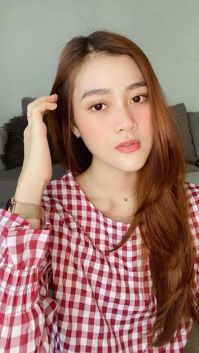 Gaya Henny Rahman, Istri Zikri Daulay yang Disorot Lepas Hijab