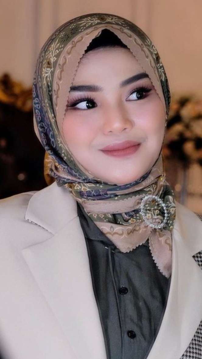 Jarang Muncul di TV, Potret Terbaru Meldi Pakai Hijab