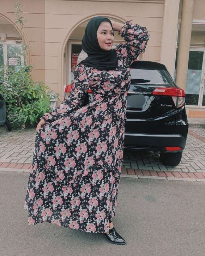 Jarang Muncul di TV, Potret Terbaru Meldi Pakai Hijab