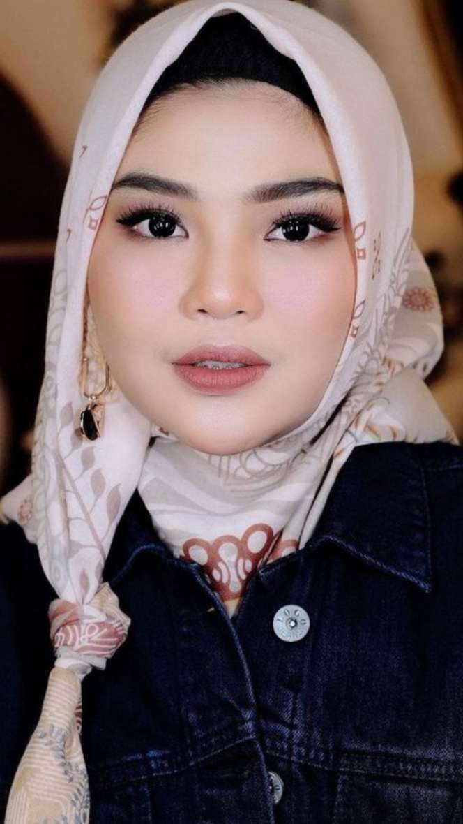 Jarang Muncul di TV, Potret Terbaru Meldi Pakai Hijab