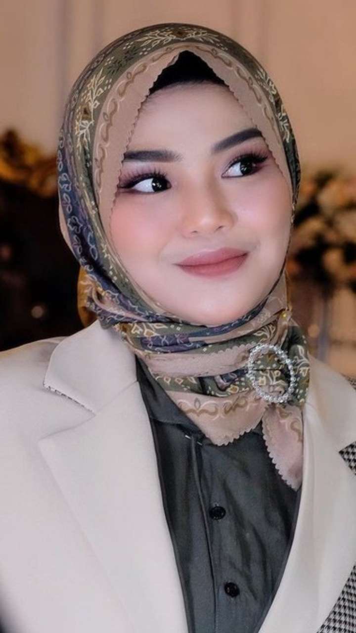 Jarang Muncul di TV, Potret Terbaru Meldi Pakai Hijab