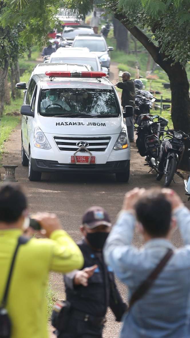 Tangis di Pusara Rina Gunawan