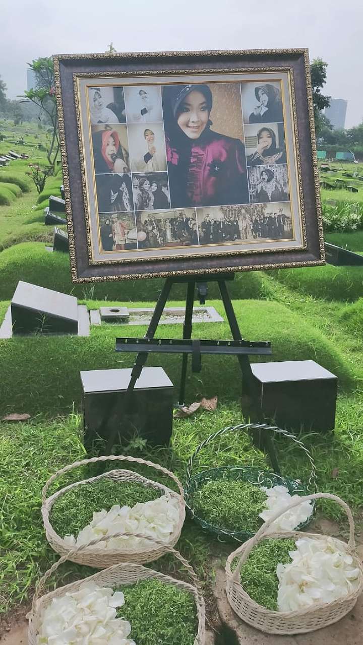 Tangis di Pusara Rina Gunawan