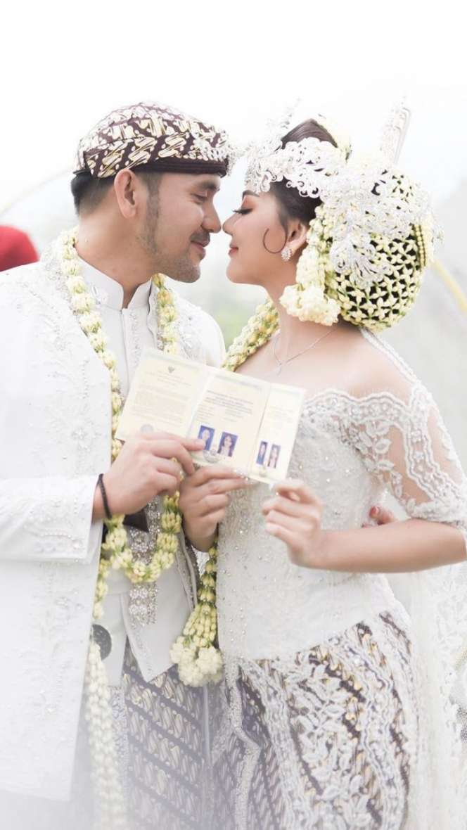 Jarang Terekspos! Potret 5 Pedangdut Pamer Pas Foto Buku Nikah