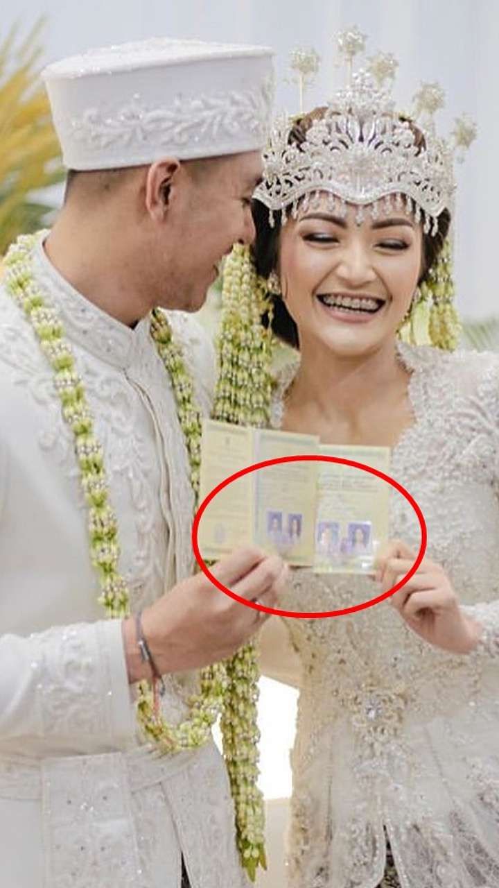 Jarang Terekspos! Potret 5 Pedangdut Pamer Pas Foto Buku Nikah