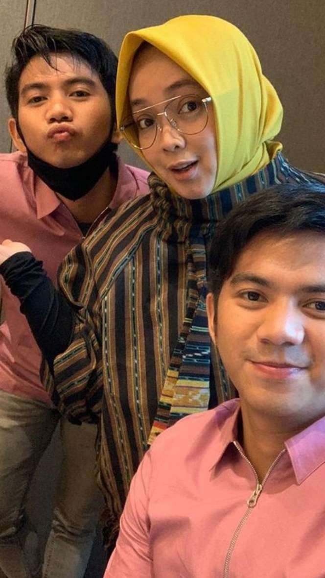 Potret Kenangan 5 Seleb Bersama Rina Gunawan