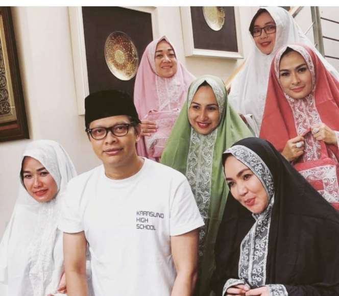 Potret Kenangan 5 Seleb Bersama Rina Gunawan