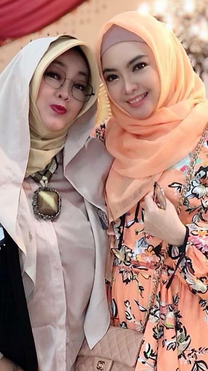 Potret Kenangan 5 Seleb Bersama Rina Gunawan