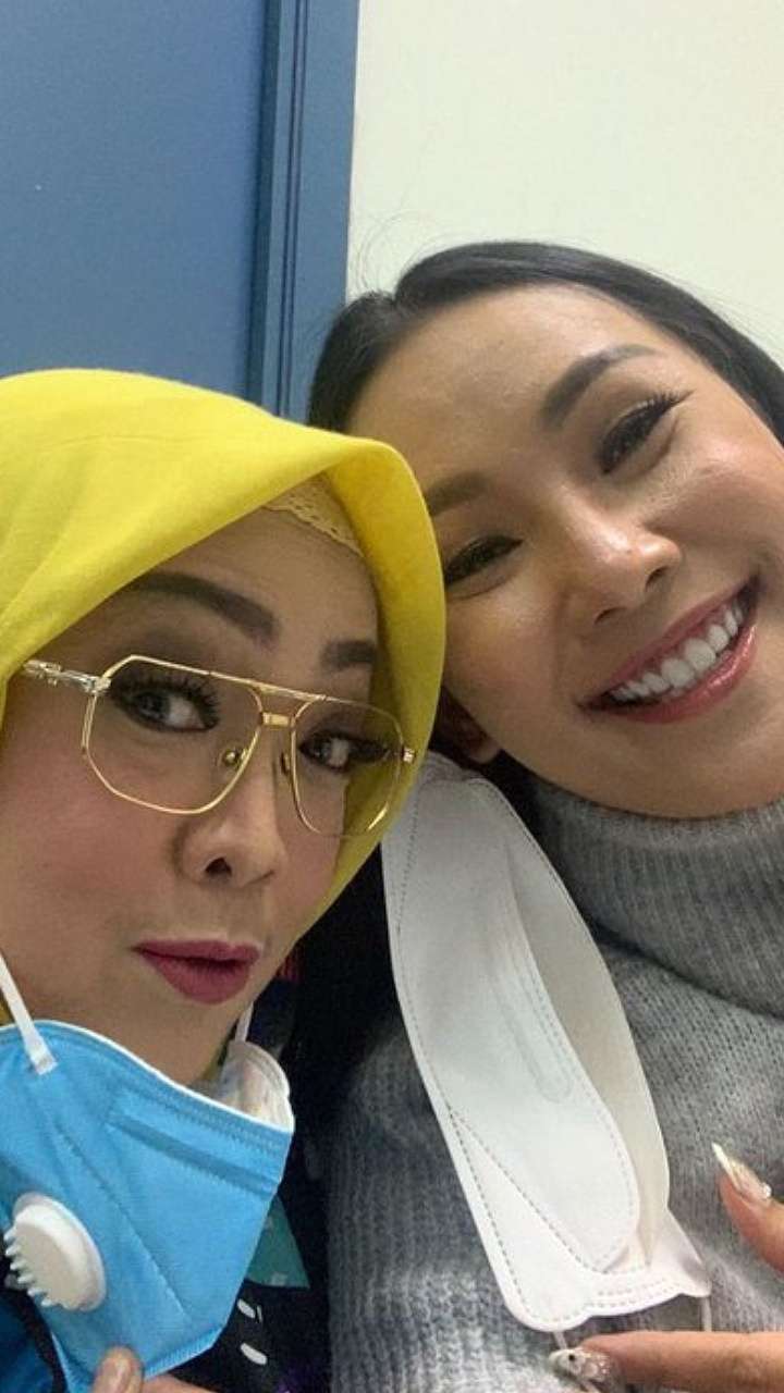 Potret Kenangan 5 Seleb Bersama Rina Gunawan