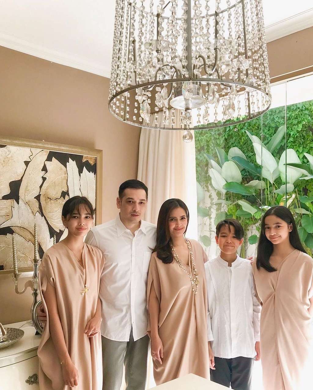 Pesona Chanella Leslie, Anak Sambung Cut Tari Berparas Bule