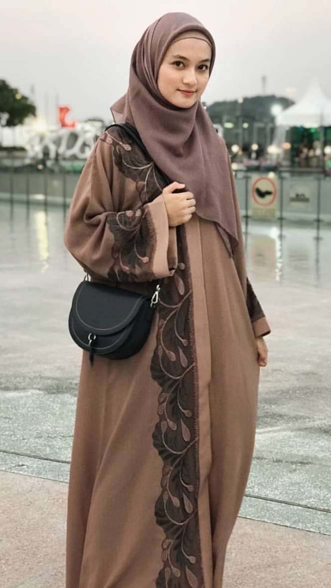 Gaya HOTD Selebgram Jihan Salsabila, Calon Istri Ustaz Syam