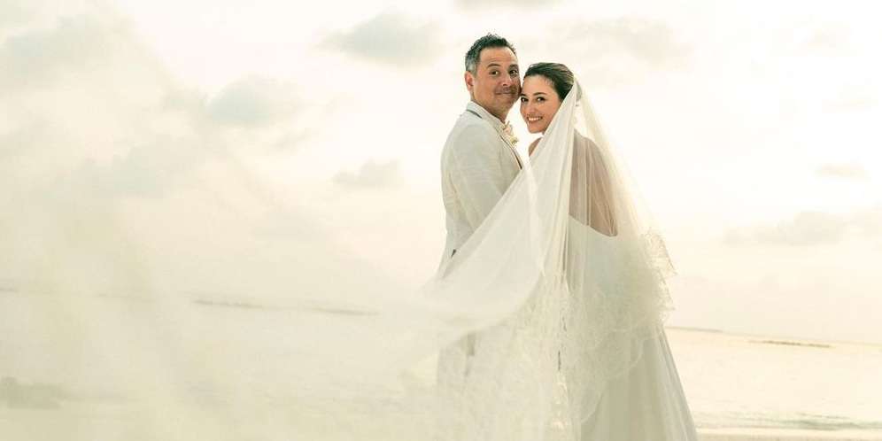 Jarang Mengumbar Mesra, Julie Estelle Menikah dengan Pembalap