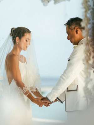 Jarang Mengumbar Mesra, Julie Estelle Menikah dengan Pembalap