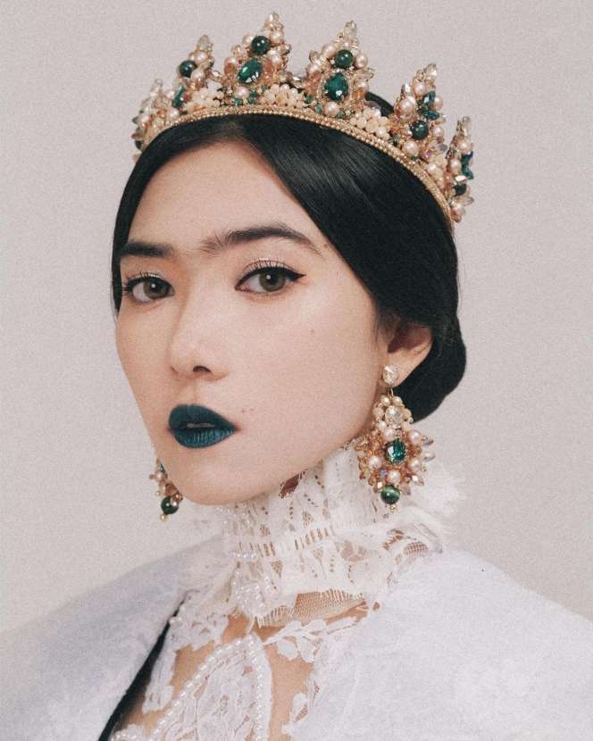 5 Potret Isyana Sarasvati Bergaya Ratu Eropa 