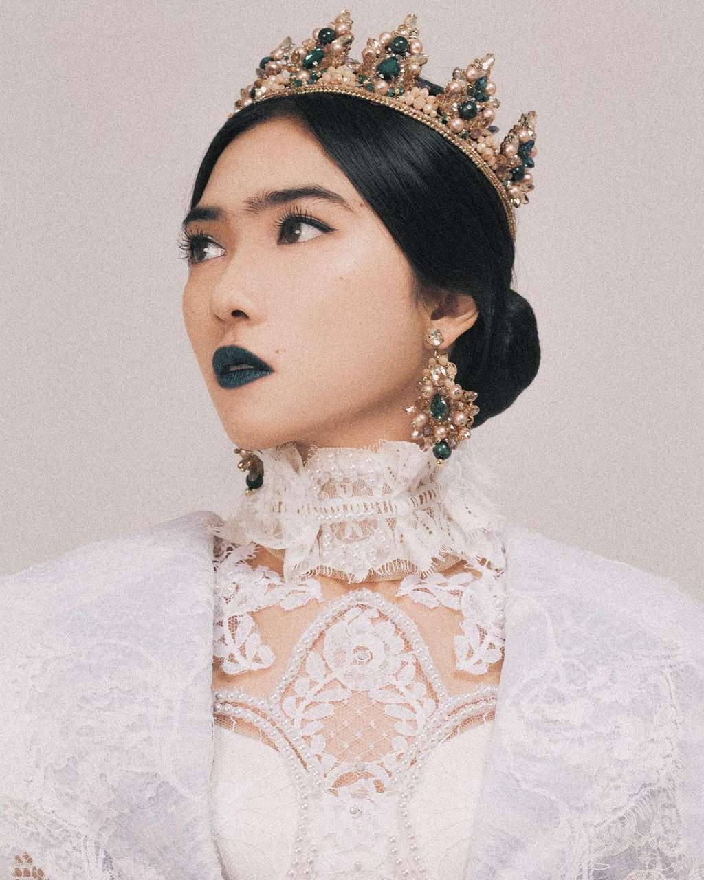 5 Potret Isyana Sarasvati Bergaya Ratu Eropa 