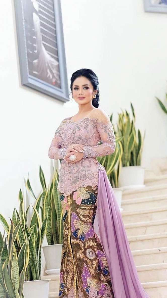 Potret Kebaya Krisdayanti yang Disorot Saat Lamaran Aurel-Atta