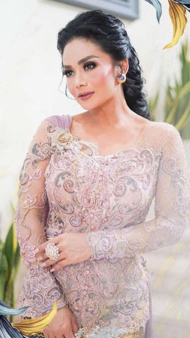 Potret Kebaya Krisdayanti yang Disorot Saat Lamaran Aurel-Atta