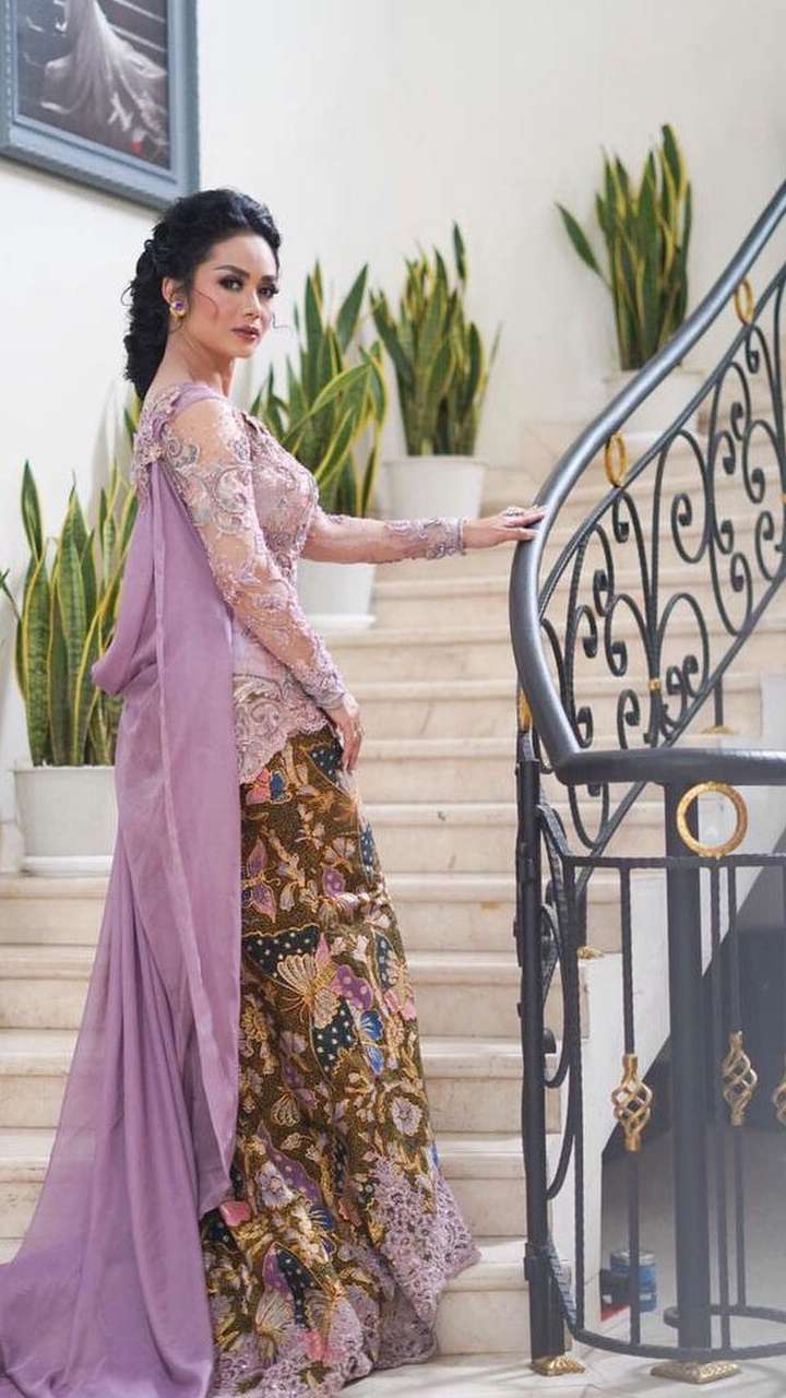 Potret Kebaya Krisdayanti yang Disorot Saat Lamaran Aurel-Atta