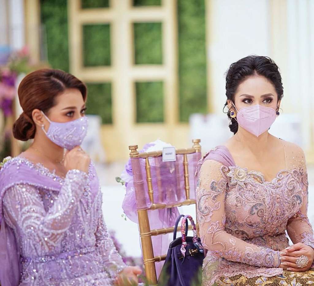 Potret Kebaya Krisdayanti yang Disorot Saat Lamaran Aurel-Atta