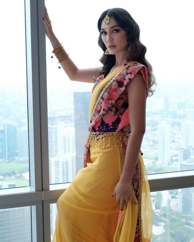 Potret OOTD Luna Maya Bergaya Artis Bollywood