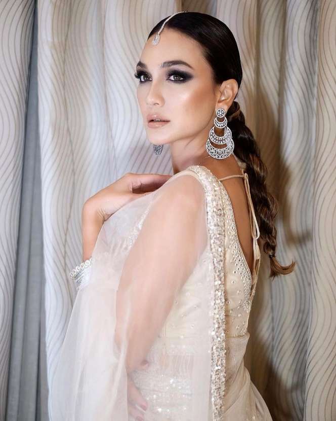 Potret OOTD Luna Maya Bergaya Artis Bollywood