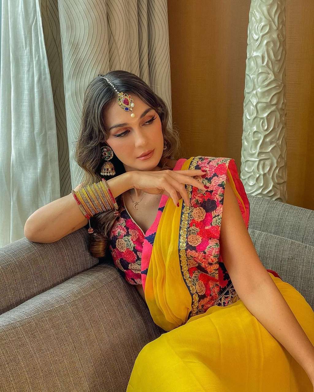 Potret OOTD Luna Maya Bergaya Artis Bollywood