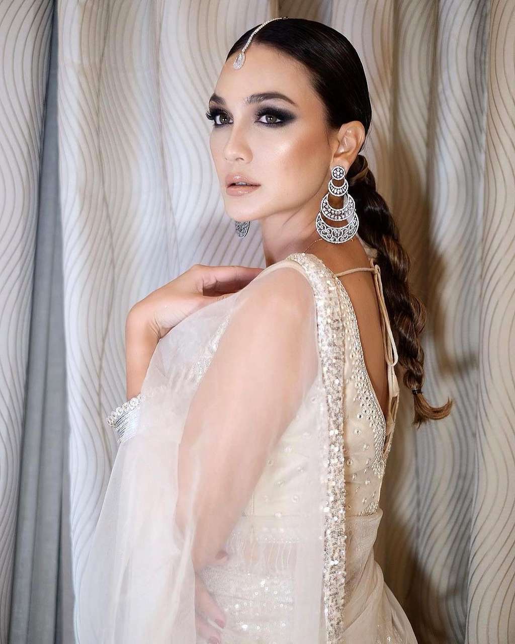 Potret OOTD Luna Maya Bergaya Artis Bollywood