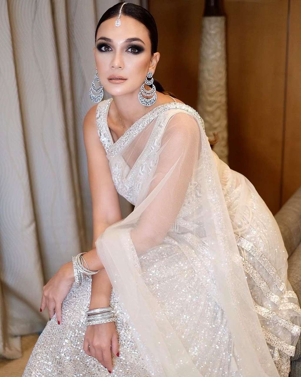Potret OOTD Luna Maya Bergaya Artis Bollywood